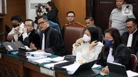 Terdakwa kasus pembunuhan Brigadir Nopriansyah Yosua Hutabarat atau Brigadir J, Putri Candrawathi (kedua kanan) menjalani sidang lanjutan dengan agenda mendengarkan keterangan saksi dari Jaksa Penuntut Umum (JPU) di Pengadilan Negeri Jakarta Selatan, Selasa (8/11/2022). Dalam sidang tersebut JPU menghadirkan 10 orang saksi. (Liputan6.com/Faizal Fanani)