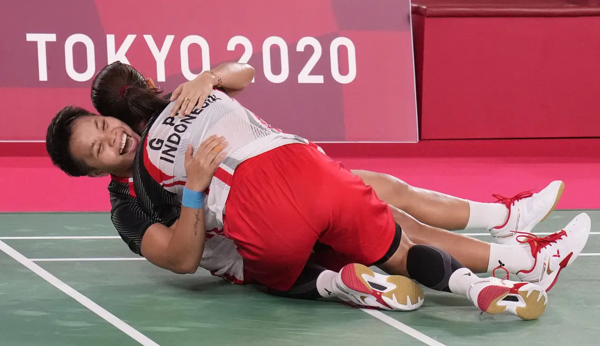 Greysia Polii/Apriyani Rahayu dari Indonesia melakukan selebrasi usai mengalahkan pasangan China Chen Qing Chen/Jia Yi Fan dalam perebutan medali emas ganda putri pada Olimpiade Musim Panas 2020, Senin, 2 Agustus 2021, di Tokyo, Jepang. (AP Photo/Dita Alangkara)