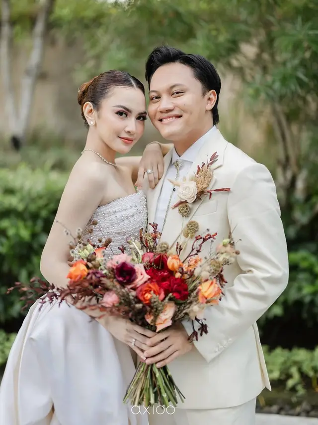 Mahalini dan Rizky Febian di resepsi kedua (Instagram/thebridestory)