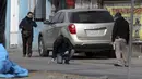 Para ahli dari Kejaksaan Chihuahua memeriksa peluru di luar Penjara Ciudad Juarez Nomor 3 setelah serangan di Ciudad Juarez, Chihuahua, Meksiko, 1 Januari 2023. Pelaku tiba dengan menggunakan sejumlah kendaraan lapis baja dan mulai melepas tembakan. (HERIKA MARTINEZ/AFP)