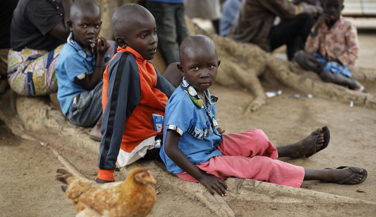 Anak pengungsi Sudan Selatan beristirahat di sebuah pusat transit pengungsi di Kuluba, Uganda utara, Kamis (8/6). Dalam tiga tahun terakhir, Lebih dari 1,5 juta orang Sudan Selatan, terusir dari rumahnya karena perang saudara. (AP Photo / Ben Curtis)