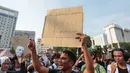 Sejumlah mahasiswa menyampaikan aspirasi melalui poster dan spanduk saat menggelar aksi unjuk rasa di kawasan Tugu Tani, Menteng, Jakarta Pusat, Selasa (20/10/2026). Selain isu lingkungan, massa juga menyoroti ketimpangan sosial dan komersialisasi pendidikan. (KLY/Budy Santoso)
