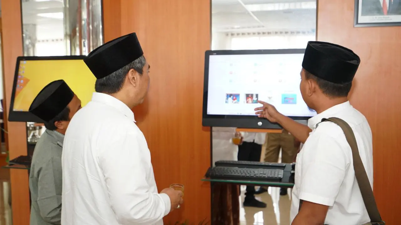Wakil Ketua Umum (Waketum) Pengurus Besar Nahdlatul Ulama (PBNU) KH. Zulfa Mustofa melihat proses pelayanan publik di Banyuwangi (Istimewa)