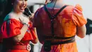 Berduet dengan sang putri di atas panggung, Titi DJ mengenakan gaun serupa berwarna merah [instagram/hitcjakarta]