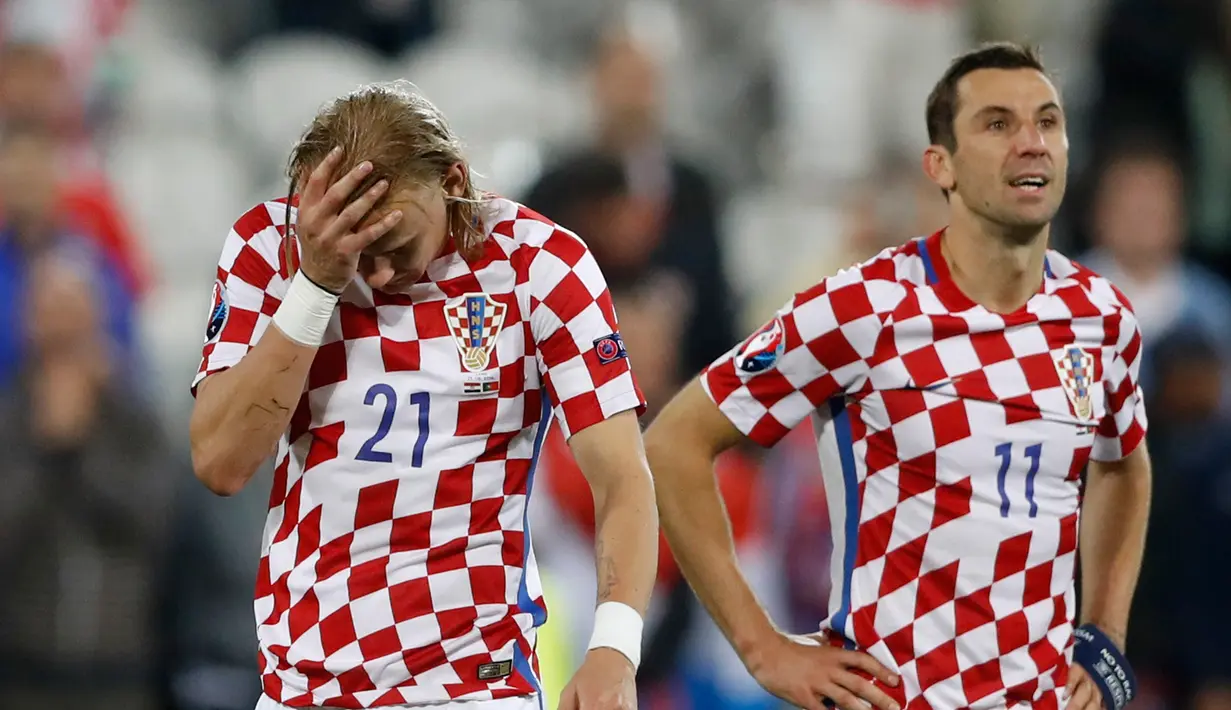 Ekspresi pemain Kroasia usai dikalahkan Portugal 2-1 di babak 16 besar piala Eropa 2016 di  Stade Bollaert, Lens , Prancis, (26/6). (REUTERS / Gonzalo Fuentes)
