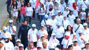 Ratusan peserta terlihat rapih saat berjalan santai menuju Bundaran HI , Jakarta, Minggu (8/11/2015). Acara ini digelar Kemkominfo untuk mengenang jasa para pahlawan telekomunikasi Indonesia. (Liputan6.com/Faisal R Syam) 