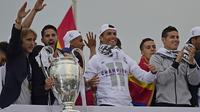 Beberapa pemain andalan Real Madrid, termasuk Cristiano Ronaldo, saat menyapa fans di atas bus. (Liputan6.com/UEFA)
