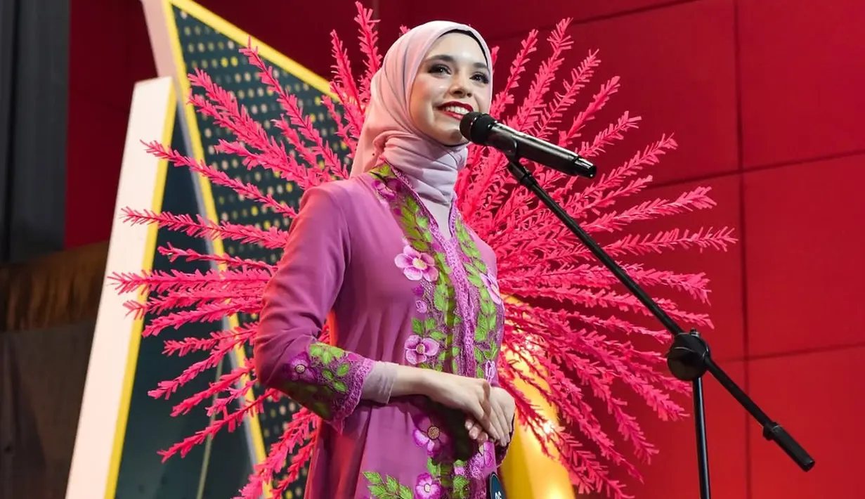<p>Tak hanya membanggakan dari segi prestasi, Isabel juga tampil memukau lewat balutan kebaya dan wastra tradisional yang ia kenakan di berbagai kesempatan selama kompetisi. [@isabel.azhari].</p>
