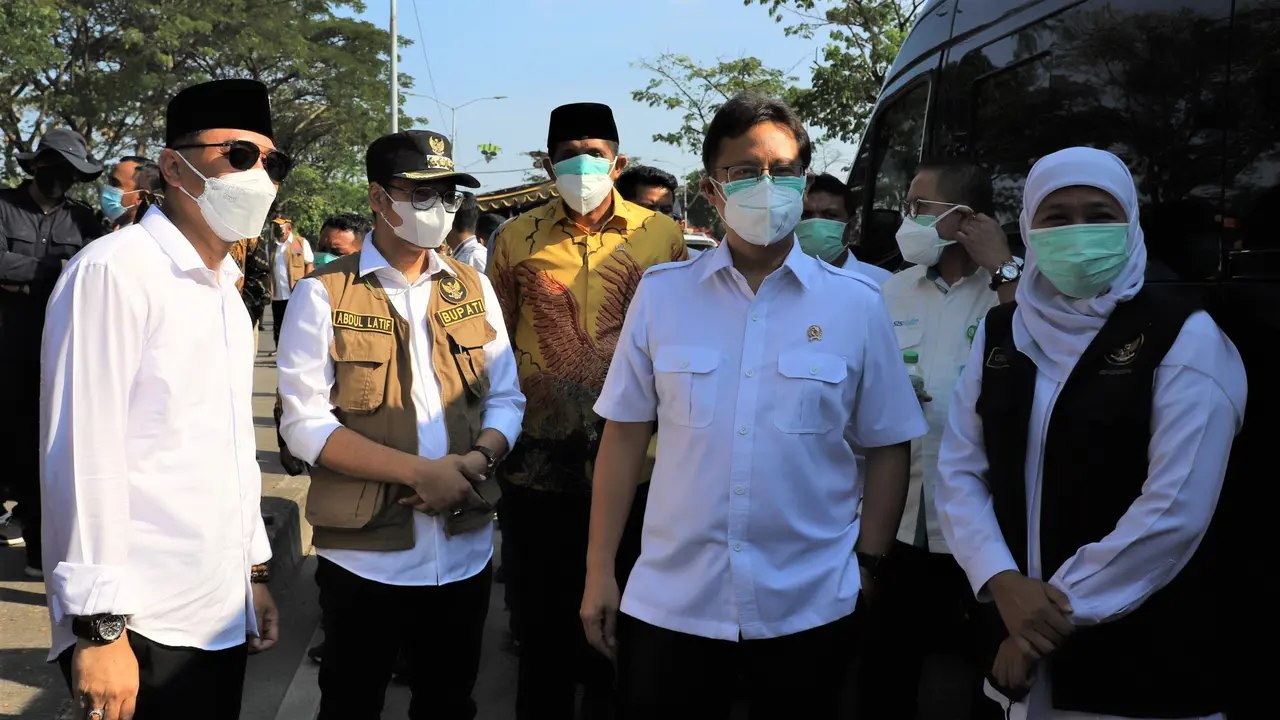 Menkes Budi Sadikin meninjau penyekatan di Jembatan Suramadu. (Dian Kurniawan/Liputan6.com)