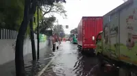 Banjir di Jalan Daan Mogot, Lalu Lintas Tersendat: Pengendara Terpaksa Gunakan Jalur Transjakarta
