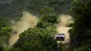 Pereli dari tim Peugeot, Stephane Peterhansel dan co-driver Jean Paul Cottret, saat beraksi di Etape 12 Reli Dakar 2016 antara San Juan dan Villa Carlos Paz di Argentina, (15/1/2016). (AFP/Franck Fife)