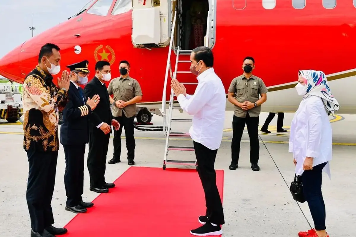 Iriana Jokowi Temani Presiden Jokowi Dinas ke Ende, Sneaker Gucci-nya Bikin Salah Fokus