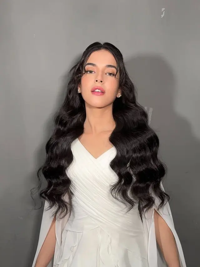 Potret Tasya Farasya dengan Makeup Natural dan Gaun Putih (credit: https://www.instagram.com/tasyafarasya/).