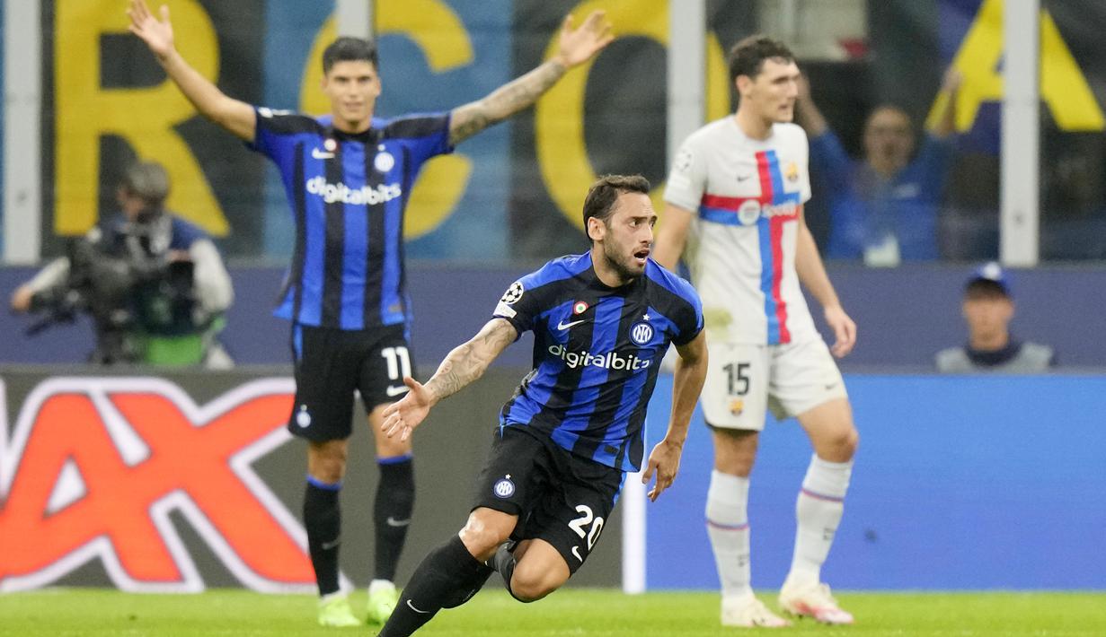 Pemain asal Turki itu melepaskan tendangan mendatar dari luar kotak penalti hingga merobek gawang Blaugrana (AP/Luca Bruno)