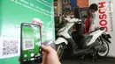 <p>Konsumen memindai barcode untuk dapat berpartisipasi dalam kampanye Bosch di salah satu bengkel di Jakarta, Jumat (22/4/2022). Bosch melalui Divisi Automotive Aftermarket menggagas Kampanye Silaturahmi Aman dan Nyaman sebagai bentuk ajakan kepada masyarakat untuk melakukan pengecekan sepeda motor, terutama pada sistem kelistrikannya. (Liputan6.com/Fery Pradolo)</p>