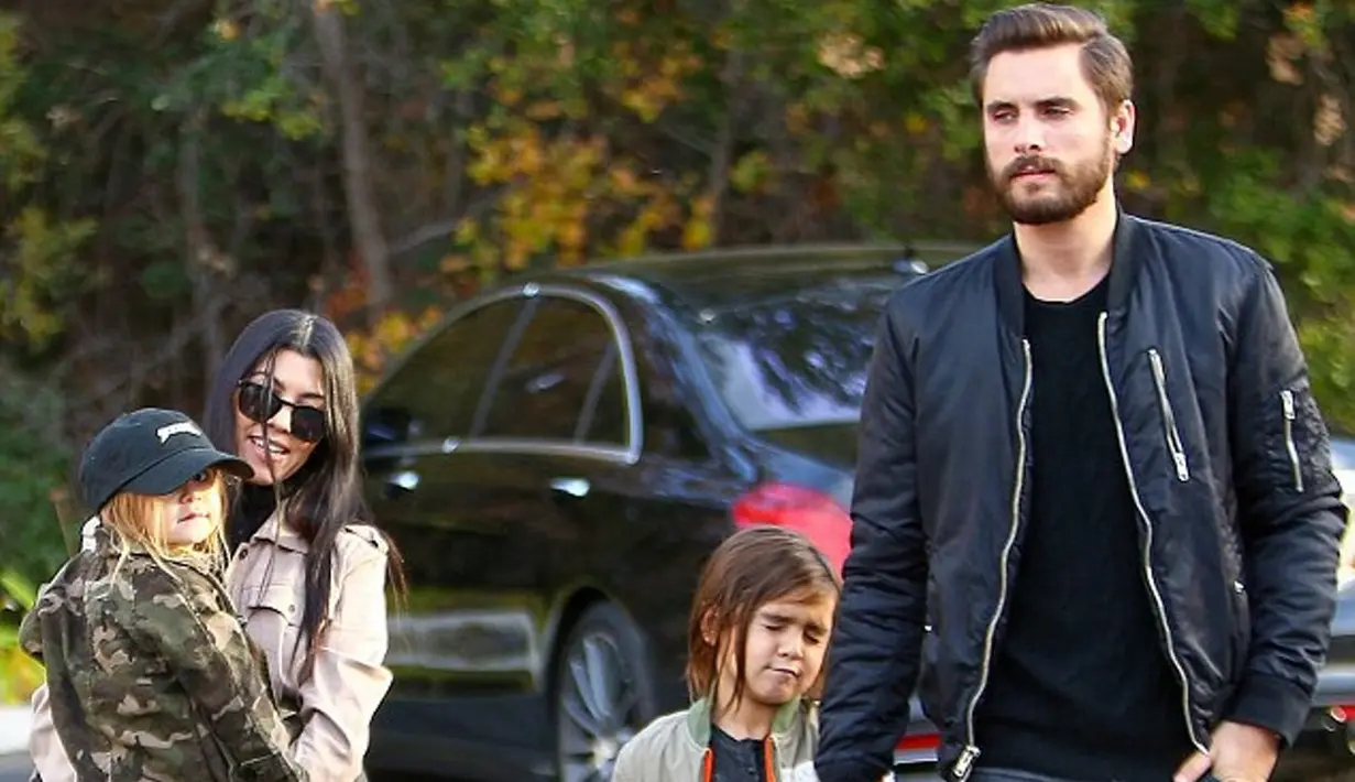 Sementara itu Scott datang sendiri ke ulang tahun Mason denga membawa kado di tangannya. (Pinterest)