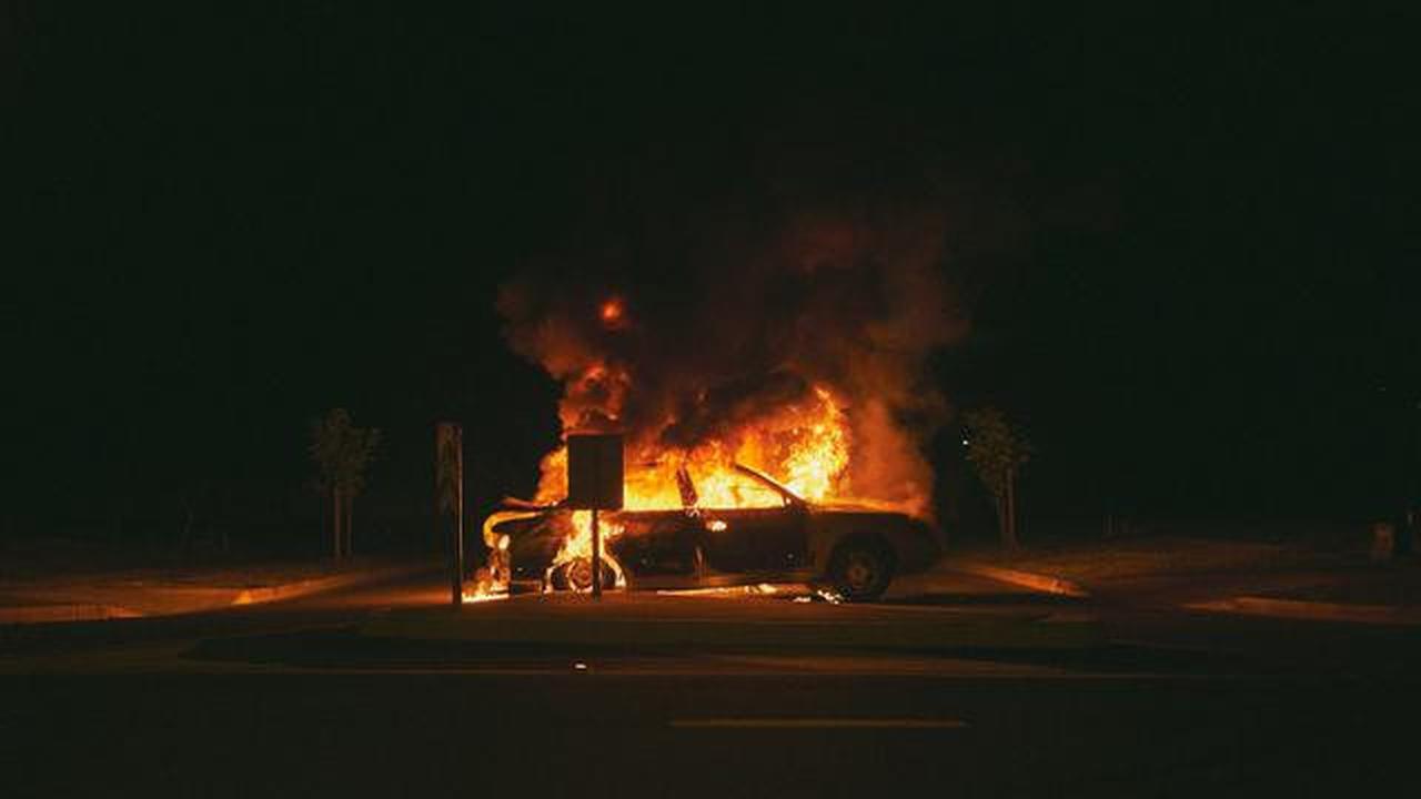 Kelompok Bersenjata Bakar Mobil Pengangkut Uang di Italia