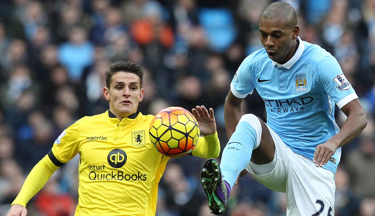 4. Gelandang Manchester City, Fernandinho, mengontrol bola dari kejaran gelandang Aston Villa, Ashley Westwood, pada laga Liga Premier Inggris di Stadion Ettihad, Sabtu (5/3/2016). City berhasil menang 4-0 atas Villa. (AFP/Lindsey Parnaby)