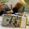 Petugas bank menghitung uang dollar AS di Jakarta, Jumat (20/10). Nilai tukar Rupiah terhadap Dolar Amerika Serikat (USD) masih belum beranjak dari level Rp 13.500-an per USD. (Liputan6.com/Angga Yuniar)