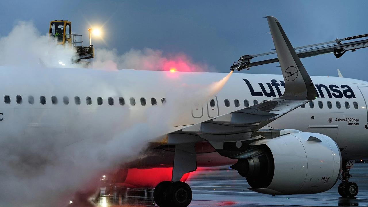 FOTO: Pesawat Dideicing di Tengah Suhu Ekstrem Frankfurt Jerman