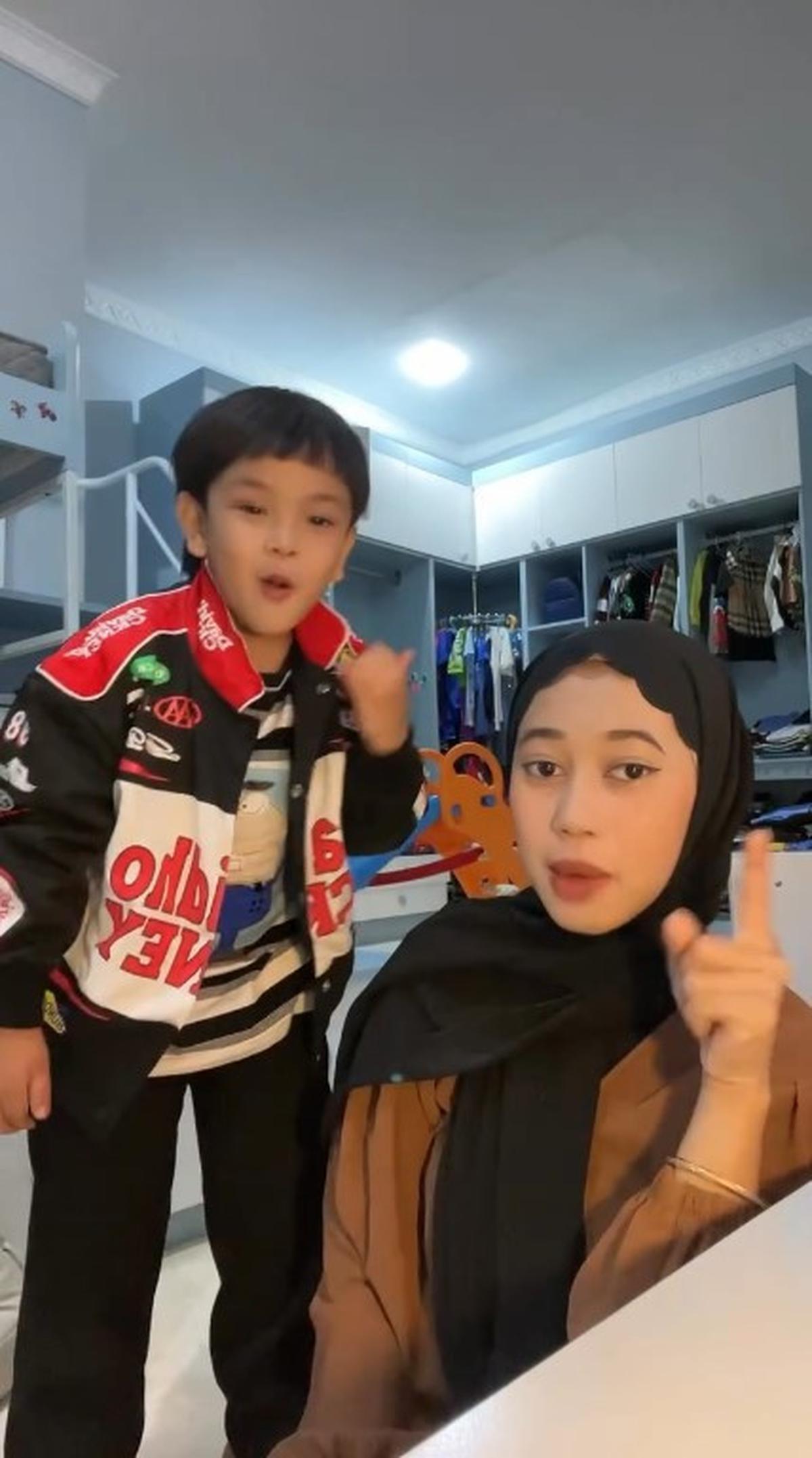 Joget Bareng Pengasuhnya, Gaya Gala Sky bak Anak Bujang - Disebut Jefri Nichol Versi Sachet