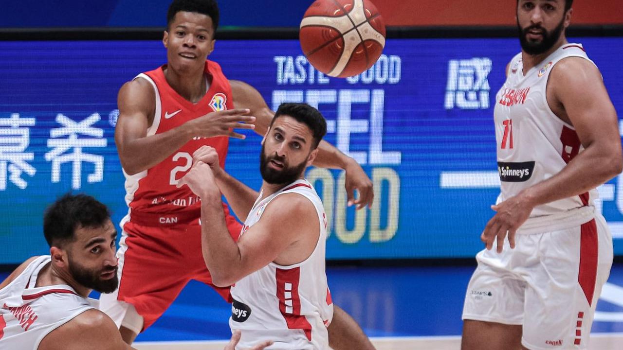 Pebasket Kanada, Trae Bell-haynes (kedua kiri) berusaha mengumpan bola melewati beberapa pebasket Lebanon. <br><br>Timnas basket Kanada yang sejak babak pertama tampil impresif sukses membuat keunggulan dengan mengalahkan Lebanon sejak awal.