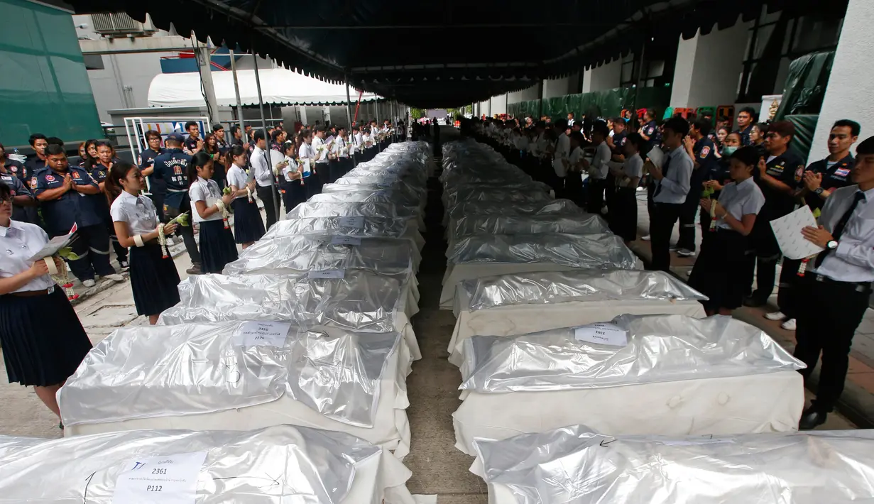 Mahasiswa kedokteran memberi penghormatan pada jenazah yang digunakan untuk studi mereka di RS Chulalongkorn di Bangkok, Thailand, Kamis (3/5). Upacara penghormatan dilakukan menurut agama Buddha. (AP Photo/Sakchai Lalit)