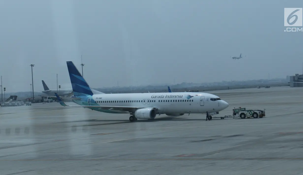 Pesawat Garuda Indonesia terparkir di Terminal 3 bandara Soekarno Hatta, Tangerang, Banten, Rabu (24/7/2019). Maskapai penerbangan Garuda Indonesia  mengeluarkan kebijakan terbaru terkait pengambilan gambar ataupun video di dalam pesawat oleh penumpang ataupun awak kabin. (Liputan6.com/Angga Yuniar)