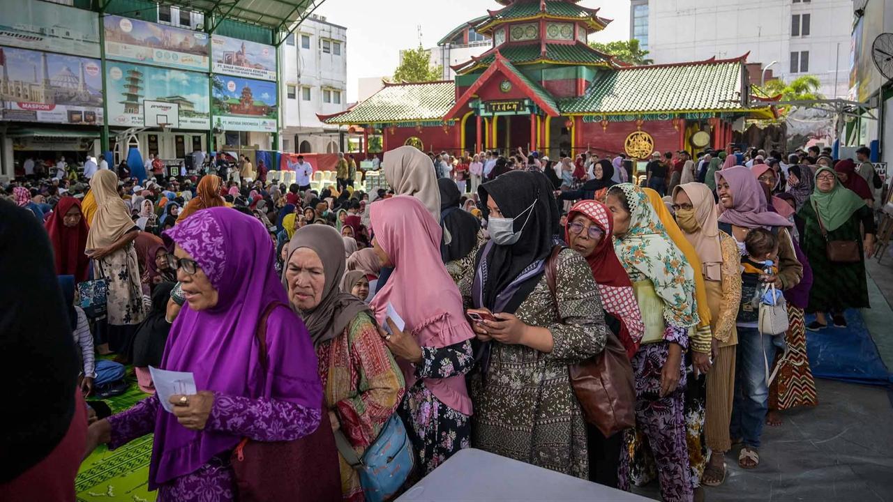 FOTO: Ribuan Warga Surabaya Antre Zakat Mal Rp 500 Ribu per Orang di Masjid Cheng Hoo