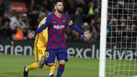 Bintang Barcelona Lionel Messi merayakan gol pertamanya ke gawang Celta Vigo dalam lanjutan Liga Spanyol di Camp Nou, Minggu (10/11/2019) dini hari WIB.(AP Photo/Joan Monfort)