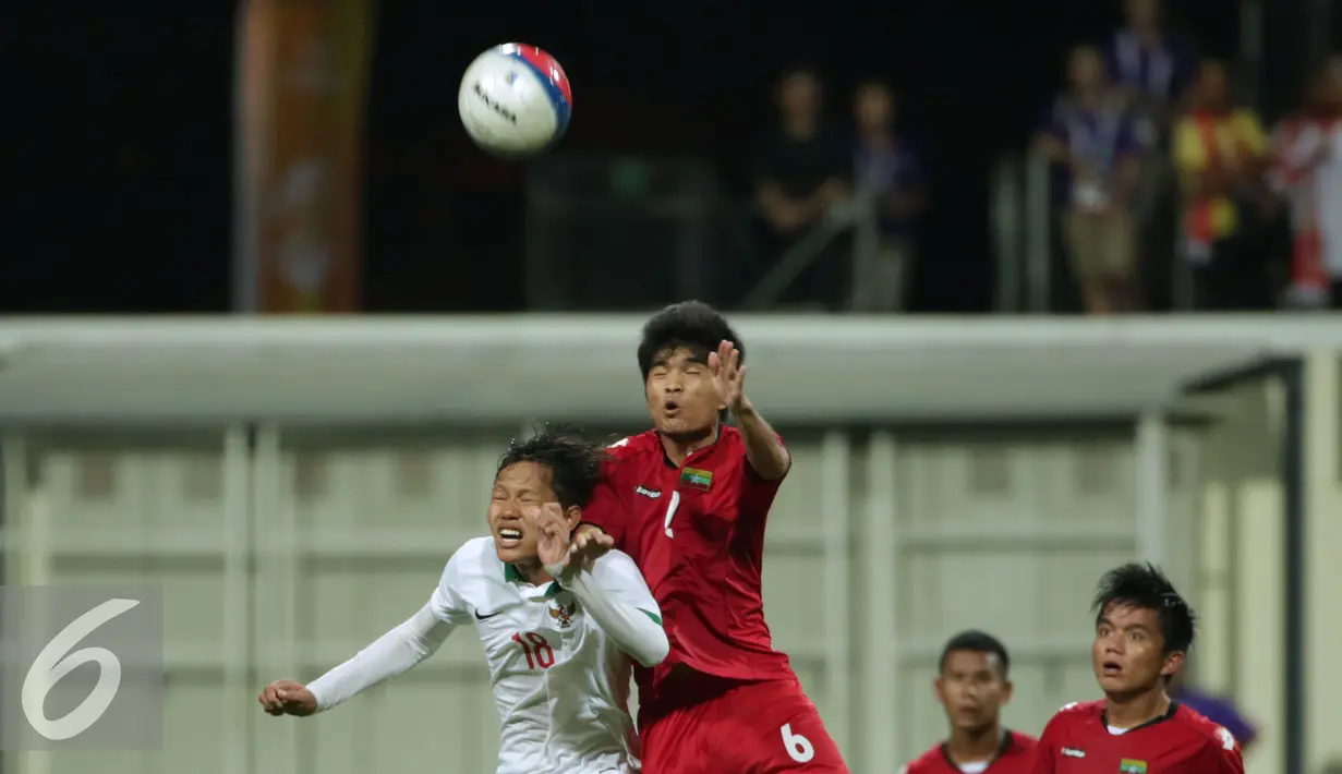Gelandang timnas Indonesia U-23, Adam Alis Setyano (kiri) berebut bola dengan Hliang Bo Bo (Myanmar) di laga penyisihan grup A Sea Games 2015 di Stadion Jalan Besar, Singapura, Selasa (2/6/2015). Indonesia kalah 4-2. (Liputan6.com/Helmi Fithriansyah)