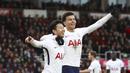 Pemain Tottenham Hotspur, Son Heung-Min dan Dele Alli, melakukan selebrasi usai mencetak gol ke gawang AFC Bournemouth pada laga Preimer League di Stadion Vitality, Minggu (11/3/2018). AFC Bournemouth takluk 1-4 dari Tottenham Hotspur. (AP/John Walton)