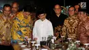 Ketua Dewan Kehormatan Partai Golkar BJ Habibie (tengah) bersama Ketua Umum Partai Golkar Airlangga Hartarto (tiga kiri) di kediamannya, Jakarta, Jumat (3/8). Pertemuan keduanya dalam rangka silaturahmi jelang Pilpres 2019. (Liputan6.com/JohanTallo)