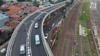 Kendaraan melintas jembatan layang (flyover) Cipinang Lontar saat uji coba di Jakarta Timur, Selasa (27/2). Pengerjaan infrastruktur Cipinang Lontar memakan waktu kurang lebih satu tahun oleh Dinas Bina Marga DKI Jakarta. (Liputan6.com/Arya Manggala)
