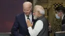 Presiden Amerika Serikat, Joe Biden (kiri) dan Perdana Menteri India Narendra Modi berbicara saat pembukaan Konferensi Tingkat Tinggi atau KTT G20 hari pertama di Nusa Dua, Bali, Selasa (15/11/2022). (AP Photo/Dita Alangkara, Pool)
