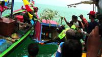 ‎Rangkaian kegiatan sedekah laut seperti pawai ancak dan larungan yang diadakan di Kota Tegal, Jawa Tengah. (Liputan6.com/Fajar Eko Nugroho)