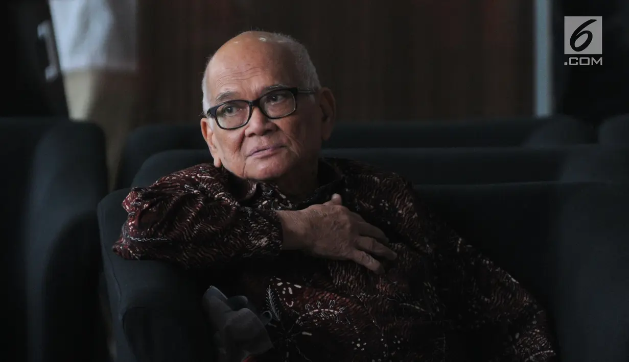 Mantan Menteri Koordinator Bidang Perekonomian Dorodjatun Kuntjoro Jakti usai menjalani pemeriksaan di Gedung KPK, Jakarta, Kamis (4/7/2019). Dorodjatun diperiksa sebagai saksi untuk tersangka Sjamsul Nursalim terkait dugaan korupsi Bantuan Likuiditas Bank Indonesia (BLBI). (merdeka.com/Dwi Narwoko)