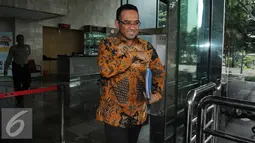 Teguh Juwarno meninggalkan lokasi usai diperiksa KPK di gedung KPK, Jakarta, Rabu (14/12). Teguh Juwarno membantah jika dirinya disebut terlibat ikut menikmati aliran korupsi proyek senilai Rp6 Triliun tersebut. (Liputan.com6/Helmi Affandi)