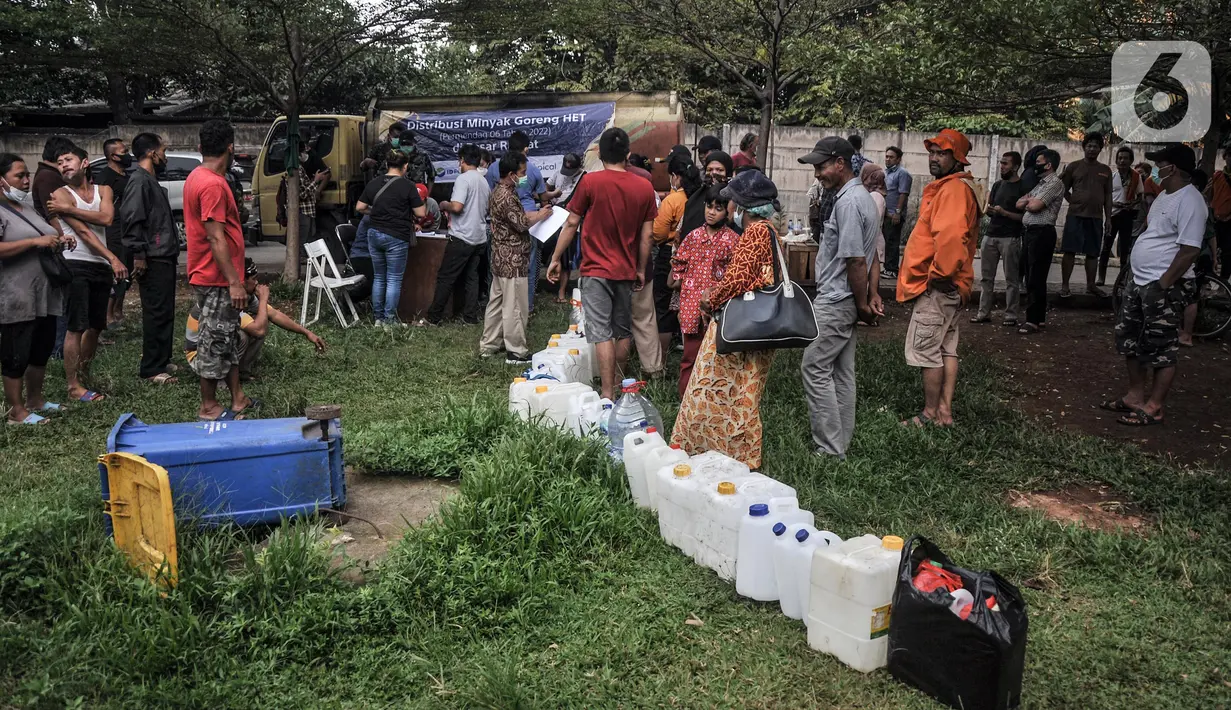 Antrean warga membeli minyak goreng curah saat pendistribusian di Pasar Senen, Jakarta, Kamis (17/3/2022). Dalam pendistribusian ini harga minyak goreng curah dijual Rp 14.500 per kilogram. (merdeka.com/Iqbal S. Nugroho)