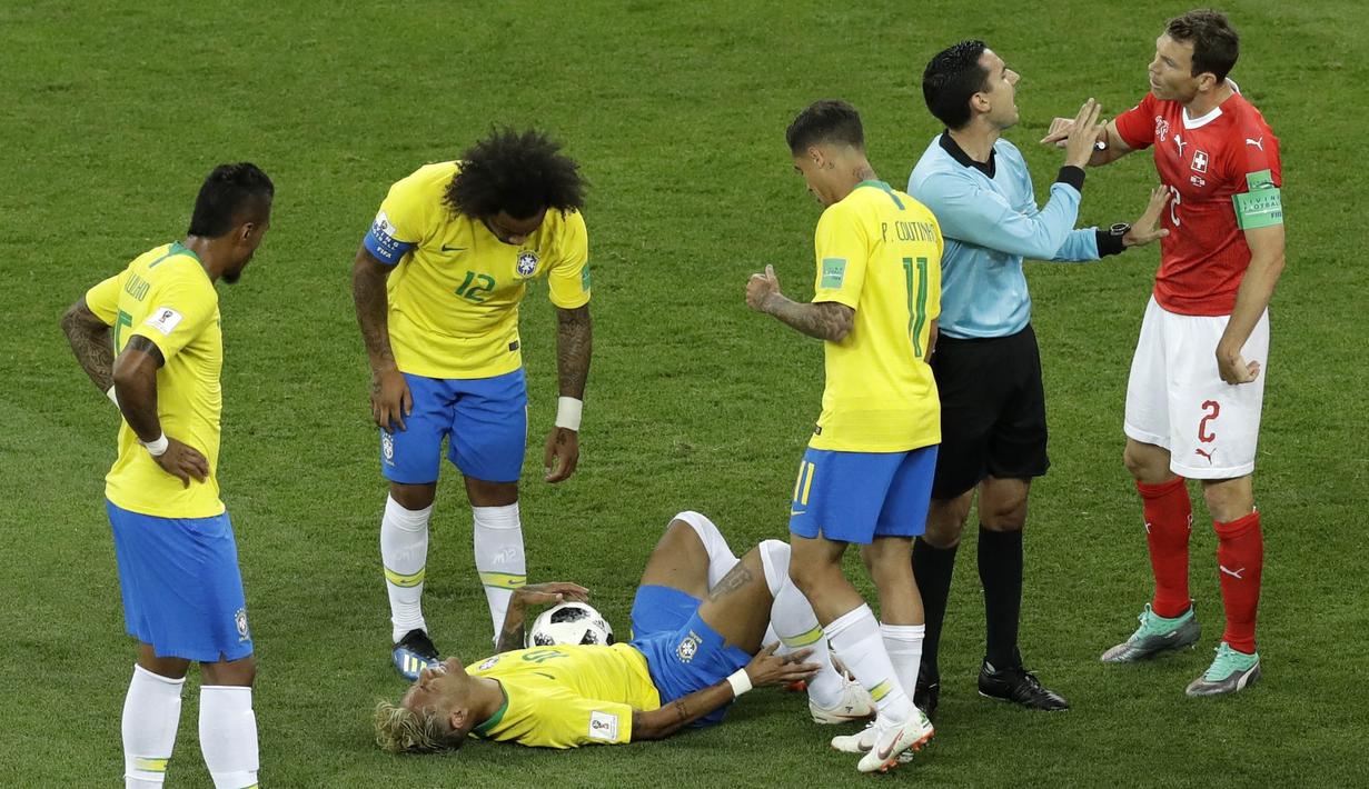 Striker Brasil, Neymar, terkapar saat pertandingan melawan Swiss pada laga Piala Dunia di Stadion Rostov, Rusia, Senin (17/6/2018). Dilanggar sebanyak 10 kali membuat Neymar masuk rekor di Piala Dunia. (AP/Andrew Medichini)