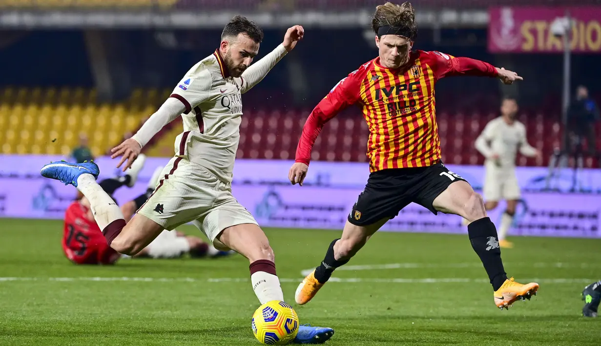 Bek AS Roma, Borja Mayoral melakukan tendangan ke arah gawang Benevento dalam lanjutan Liga Italia di Stadio Ciro Vigorito, Senin (22/2/2021) dini hari WIB.  AS Roma  ditahan imbang 0-0 kala melawat ke markas Benevento. (Fabio Rossi/LaPresse via AP)