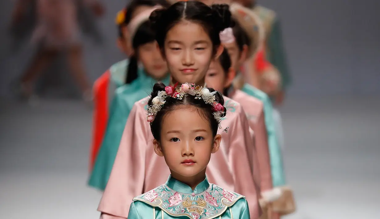 Model anak-anak berjalan di atas catwalk memperagakan karya desainer Amelie Wang pada China Fashion Week di Beijing,  31 Oktober 2017. (AP Photo/Andy Wong)