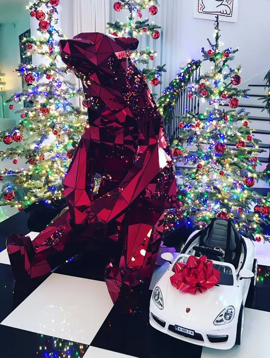 Meski demikian, Prosche tersebut miliki tampilan yang cantik. Kris Jenner pun memamerkan hadiah dari Jennifer Lawrence lewat akun Instagramnya. (instagram/krisjenner)