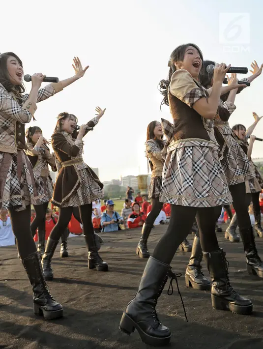 Girlband JKT48 saat tampil dalam acara puncak Kirab Obor Asian Games 2018 di Monas, Jakarta, Sabtu (18/8). Obor Asian Games 2018 diarak dari Monumen Nasional (Monas) menuju Stadion Utama Gelora Bung Karno (SUGBK). (Liputan6.com/Faizal Fanani)