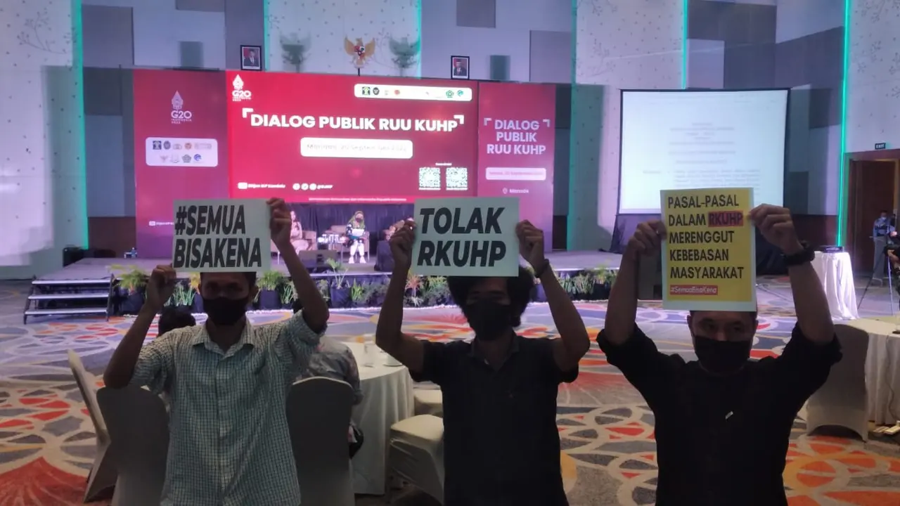 Aksi aktivis LBH Manado di tengah kegiatan dialog public RUU KUHP.