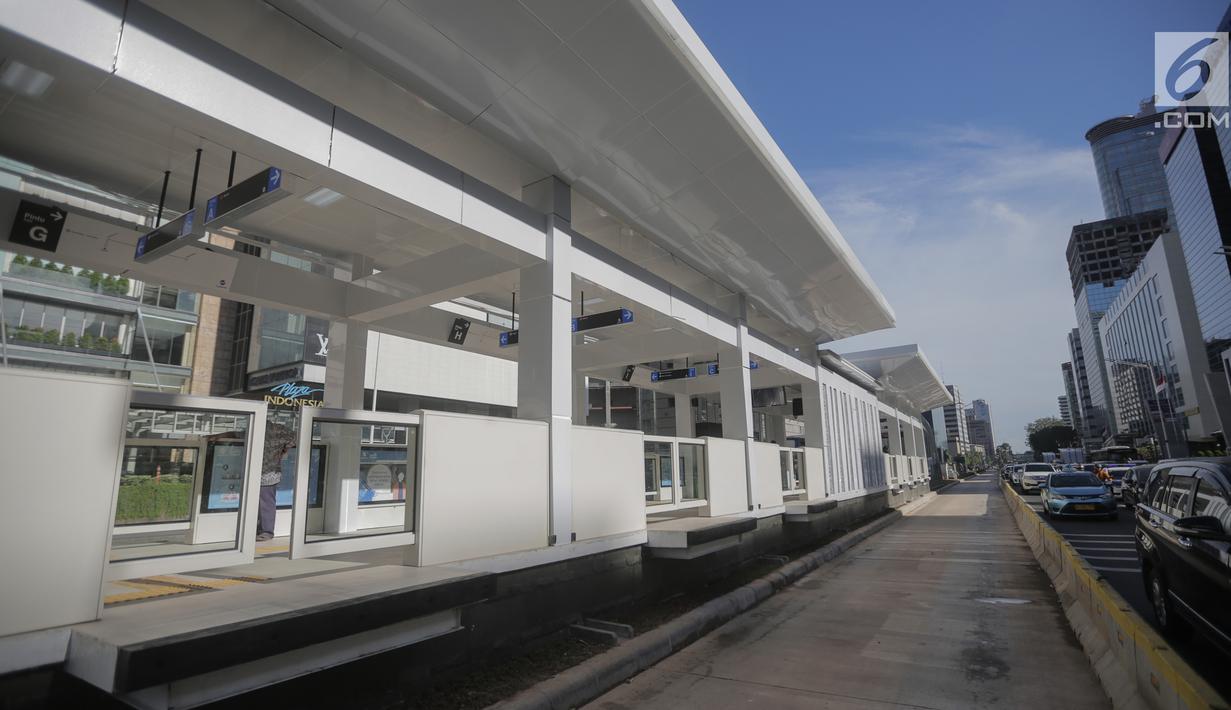 Sejumlah kendaraan melintasi Halte Bus Transjakarta Bundaran Hotel Indonesia (HI), Jakarta, Senin (25/3). Halte Bundaran HI menjadi halte Transjakarta pertama yang terintegrasi fisik secara langsung dengan stasiun Moda Raya Terpadu (MRT). (Liputan6.com/Faizal Fanani)