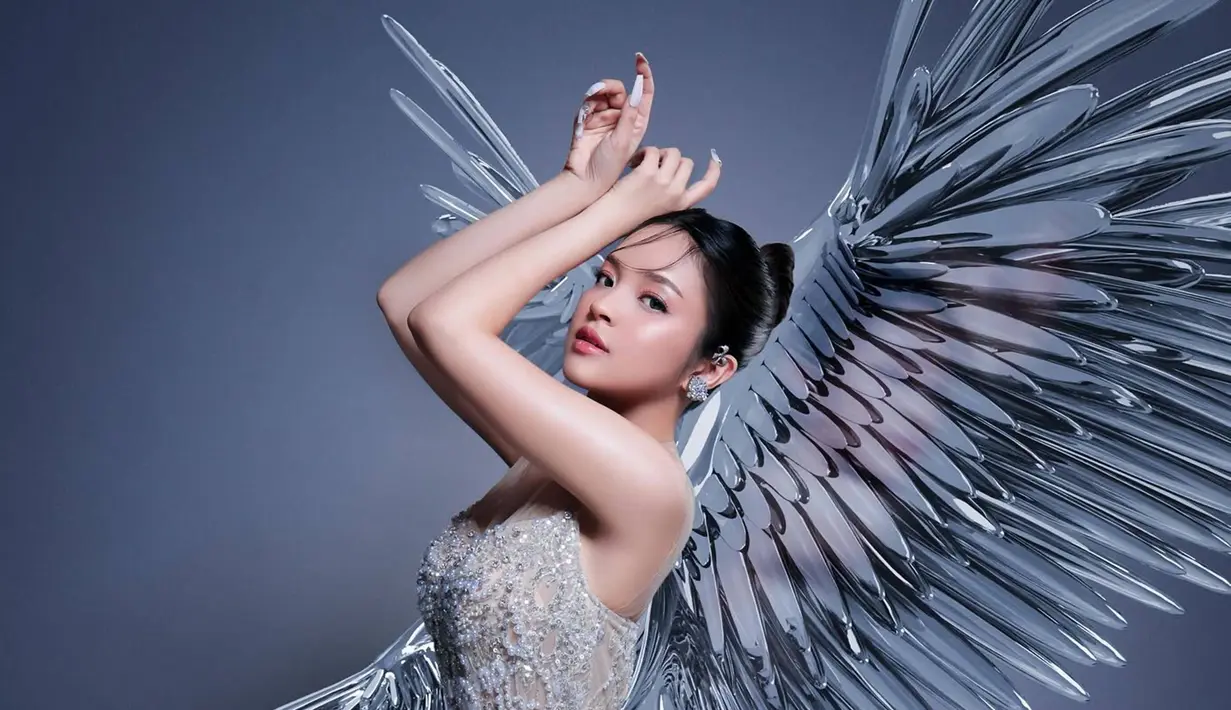Bersama FD Photography, Eca Aura jalani pemotretan terbaru yang belakangan ini menuai banyak perhaitian. Tampil dengan dress menawan, gayanya ini dipujik layaknya bidadari oleh para penggemarnya. Sebelum disorot karena kedekatannya dengan Alam Ganjar, gaya Eca Aura memang kerap mencuri perhatian. (Liputan6.com/IG/@elsaajapasal)