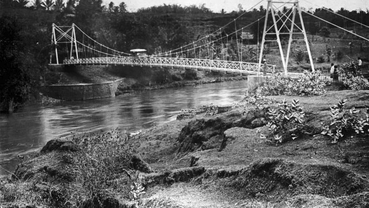 Jembatan kabel di atas Sungai Brantas Kediri 1922