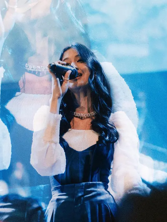 Keisya juga kenakan puffy sleeve blouse putih namun kali ini dipadukan korset biru velvet [instagram/keisyalevronka]