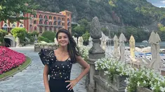 Tampil menawan di tepi Danau Como, Italia yang memiliki pemandangan Indah. Sosok Farah Quinn tampil menawan dengan busana bernuansa hitam. Sosoknya yang tampil stylish ini sempat menuai banyak perhatian netizen. Danau Como sendiri menjadi salah satu lokasi wisata yang banyak dikunjungi para selebriti asal Indonesia. (Liputan6.com/IG/@farahquinnofficial)